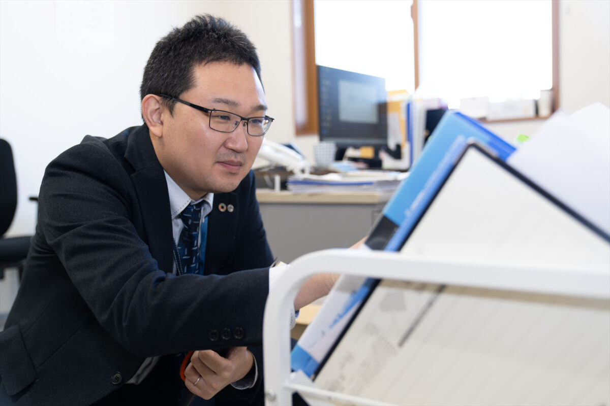 写真：事務総合職勤務中の様子1