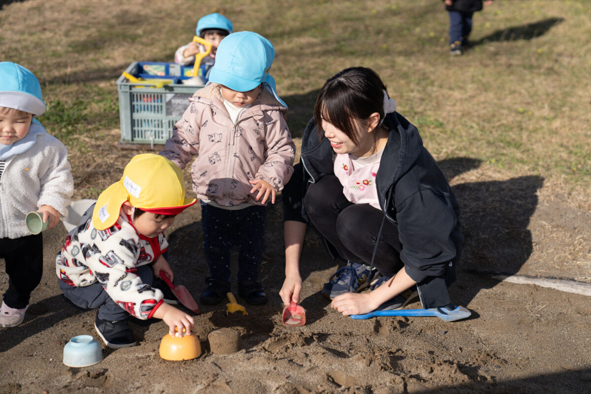 写真：保育士と園児