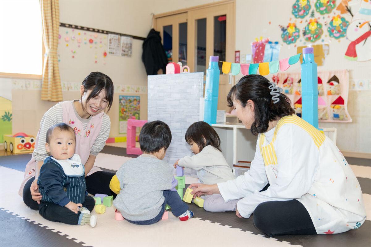 写真：園児と保育士2
