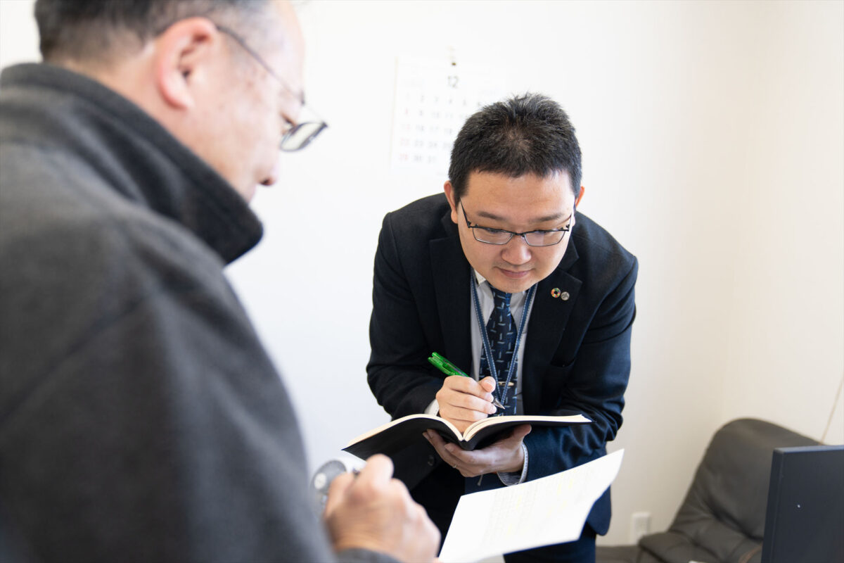 写真：事務総合職勤務中の様子2