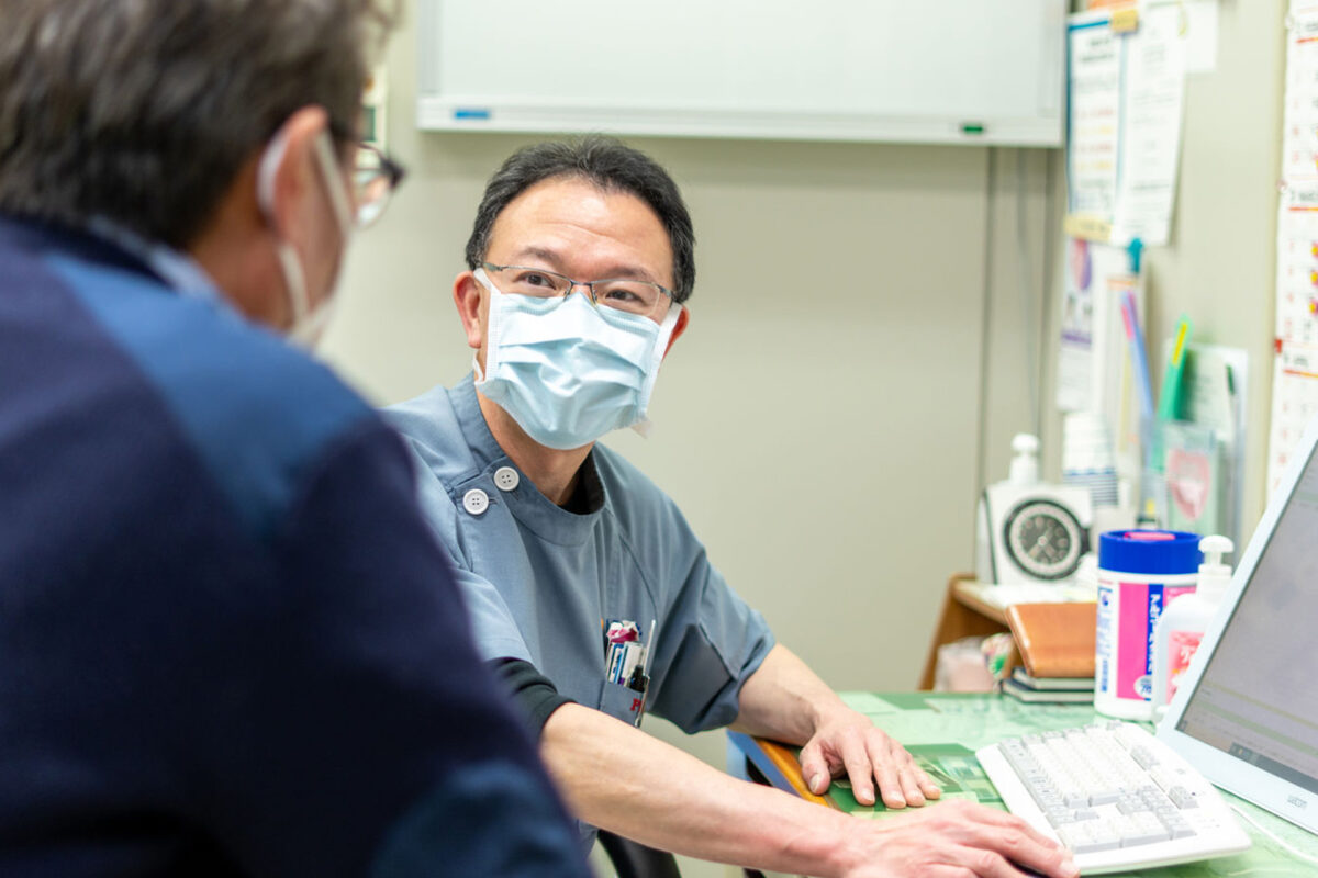 写真：医師と患者