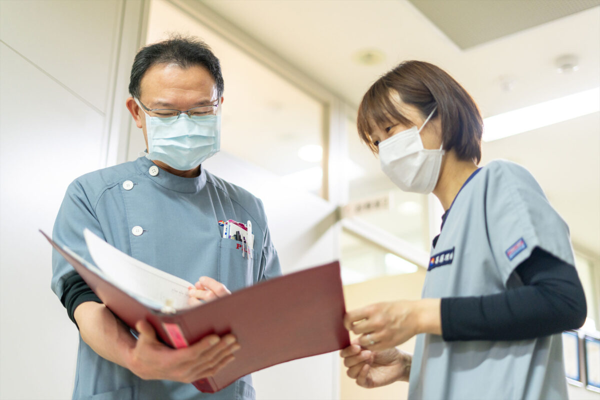写真：勤務中の医師と看護師
